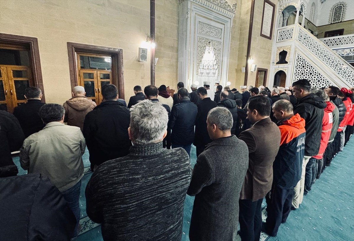 6 subat depreminin yil donumunde camilerde dua okundu 1 p2umNZwy