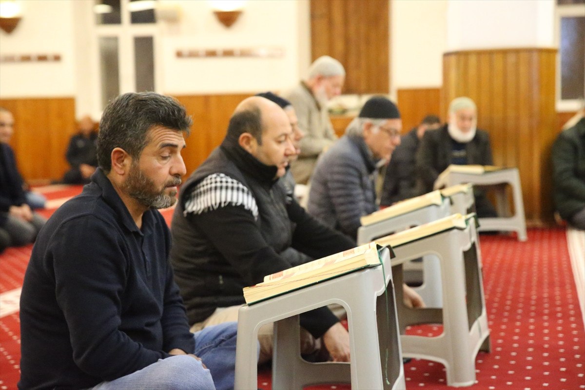 6 subat depreminin yil donumunde camilerde dua okundu 4 vTdVTwIE