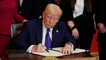 abd baskani trump kanadaya yonelik acikladigi tarifeleri 30 gunlugune durdurdu zWb6Jrnn