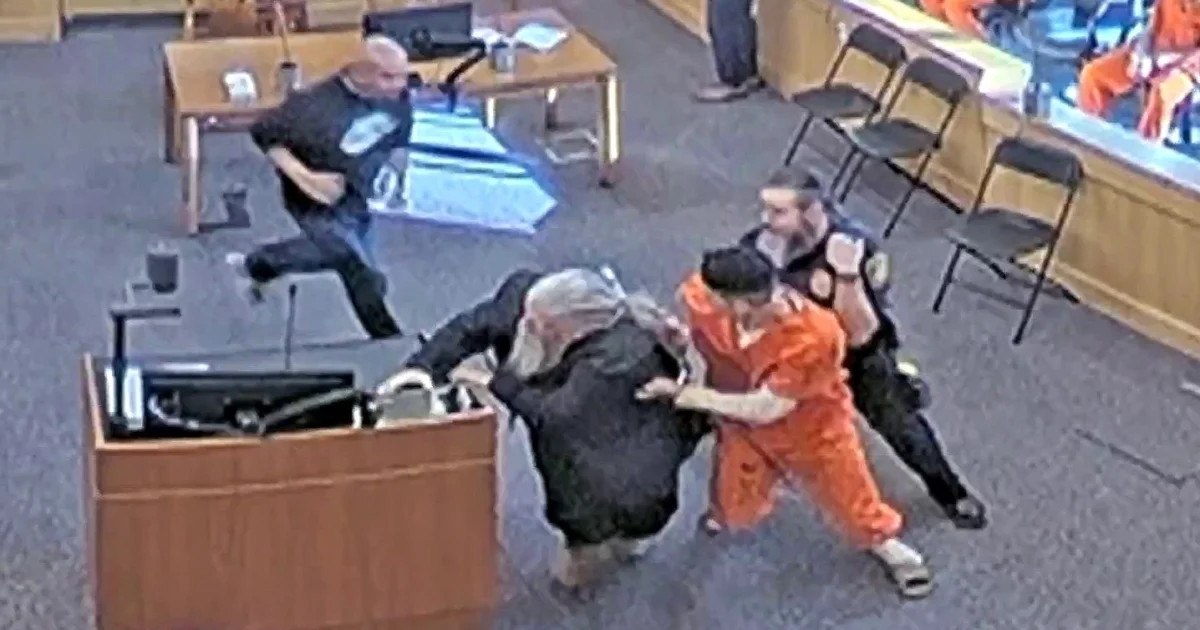 abdde acili aile mahkemede kizlarinin katiline saldirdi 0 Evsp6B2a