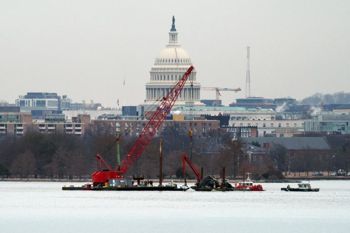 abdde ucak ile helikopterin carpistigi kazada olen 67 kisinin cesedi sudan cikarildi 1 YJsd5989