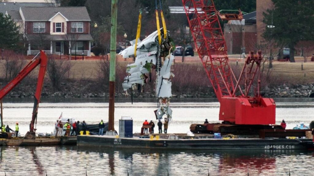 abdde ucak ile helikopterin carpistigi kazada olen 67 kisinin cesedi sudan cikarildi LEqx4H1a