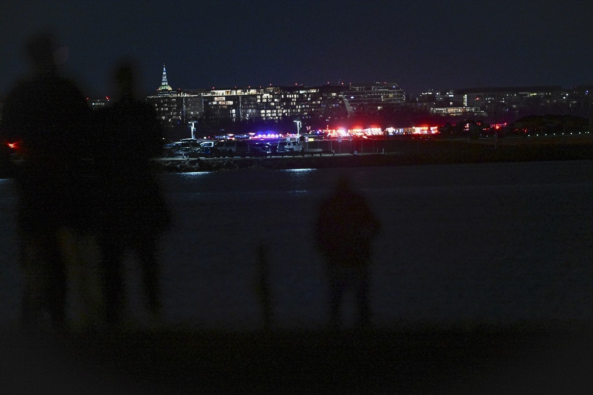 abdde yolcu ucagi ile helikopter carpisarak dustu 10 A9C6UHiq