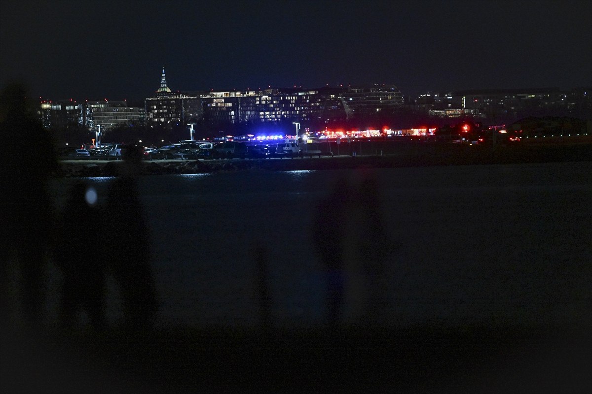 abdde yolcu ucagi ile helikopter carpisarak dustu 3 OAd5rSRu