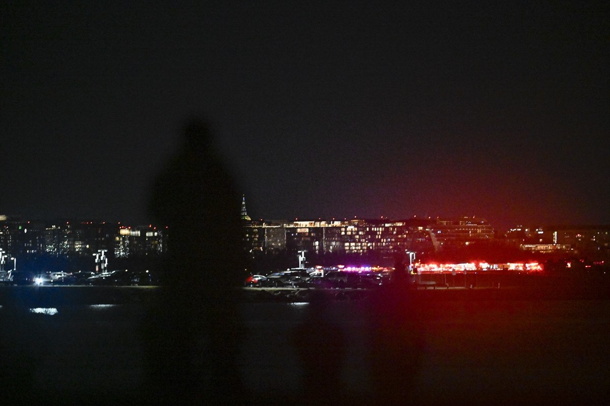 abdde yolcu ucagi ile helikopter carpisarak dustu 6 7bZuvAD9