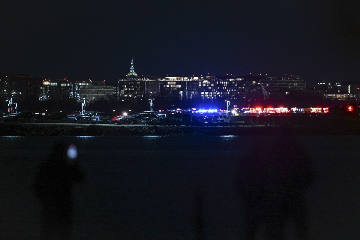 abdde yolcu ucagi ile helikopter carpisarak dustu 7