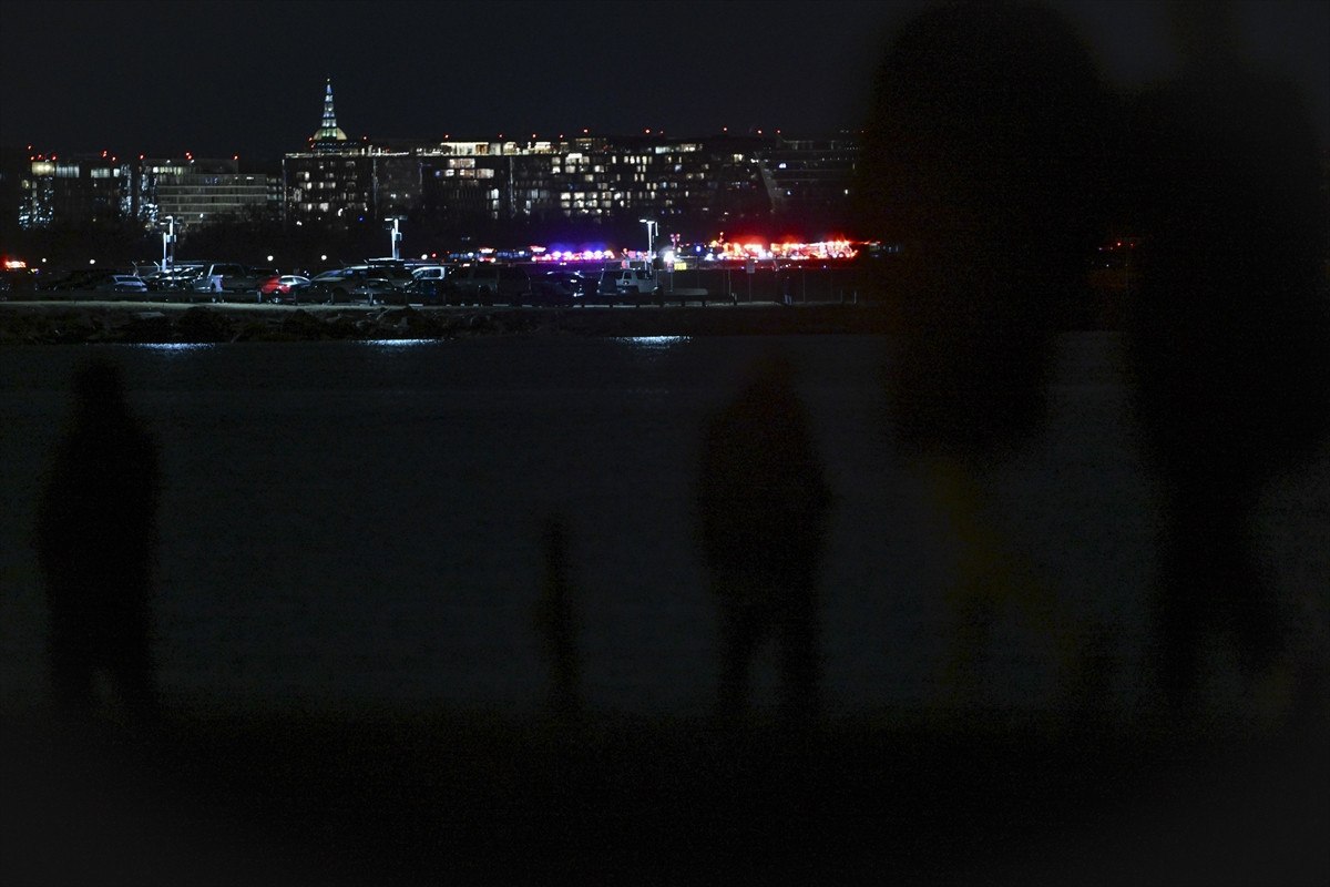 abdde yolcu ucagi ile helikopter carpisarak dustu 8 li2fm3zB