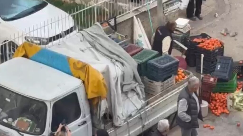 adana seyyar saticiyla tartisti meyvelerini doktu yeMvzpCU