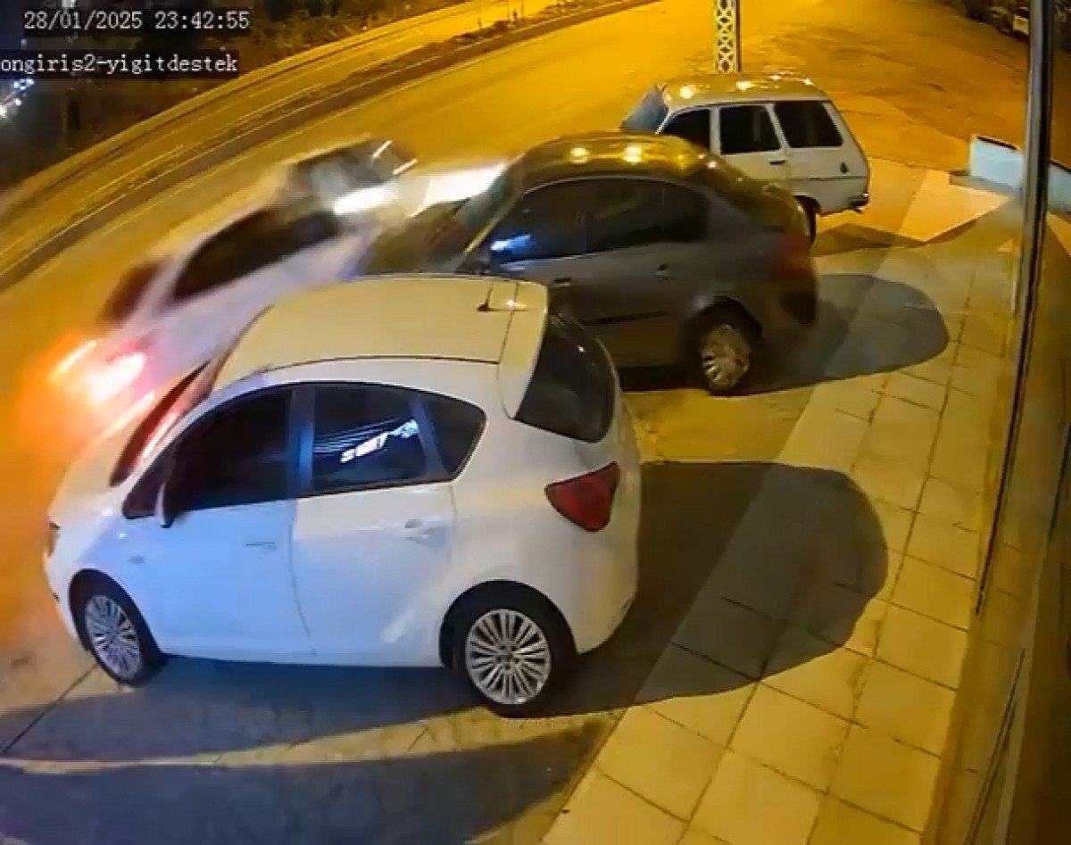 adanada 2 otomobil carpisti 0 V2zVNyZH