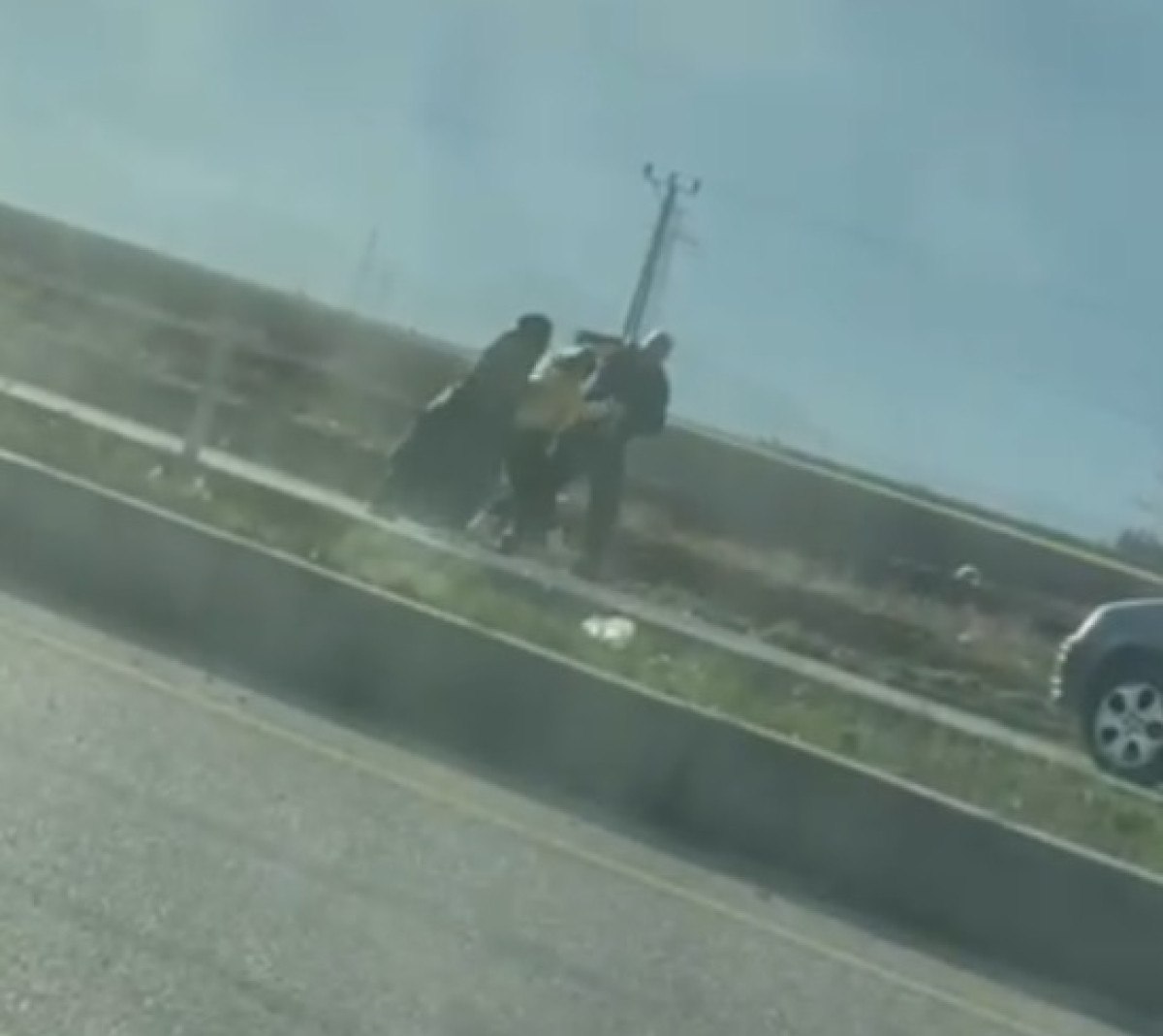 adanada kadini zorla araca bindirmeye calisti 1 kDcjkcIK