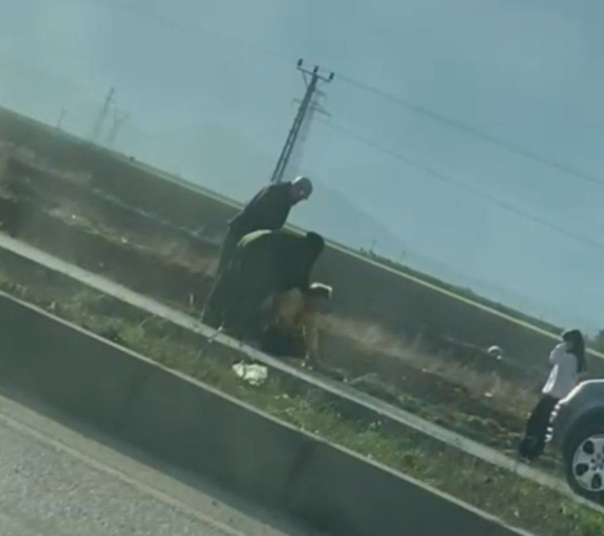 adanada kadini zorla araca bindirmeye calisti 2 KRuBqMmH