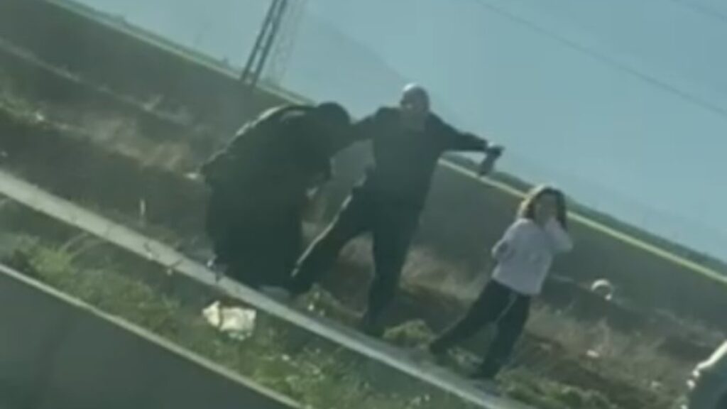 adanada kadini zorla araca bindirmeye calisti TmlIxD26