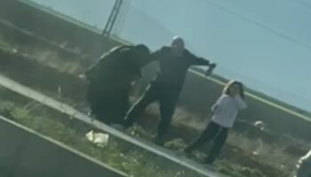 adanada kadini zorla araca bindirmeye calisti TmlIxD26