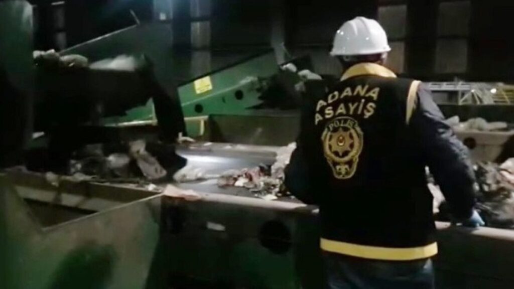 adanada vicdanlari sarsan olay cop ayiklanirken yeni dogmus bebek bulundu AhnibmHd