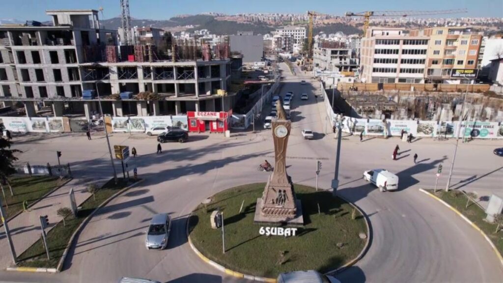 adiyamanda saat kulesindeki saatler asrin felaketinden beri 0417yi gosteriyor nJlEKMKN