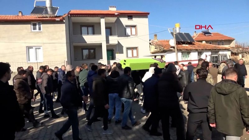 afyonkarahisarda oglu tarafindan vurulan kadin topraga verildi