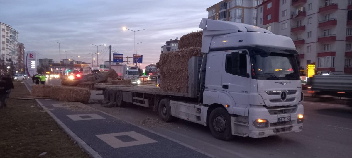 aksarayda tirda yuklu onlarca balya devrildi 0 nFTlFk81