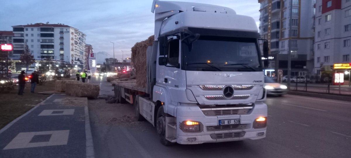 aksarayda tirda yuklu onlarca balya devrildi 2 9E95fctb