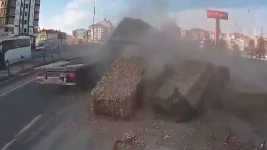 aksarayda tirda yuklu onlarca balya devrildi CDIOpZFF