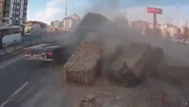 aksarayda tirda yuklu onlarca balya devrildi CDIOpZFF