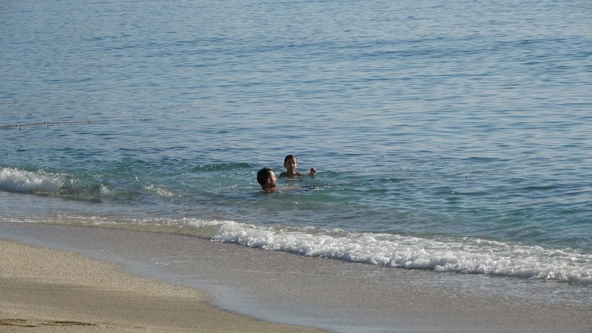 alanyada sicaklik 20 derecenin uzerine cikti plajlar doldu 0 qNzL7eNE