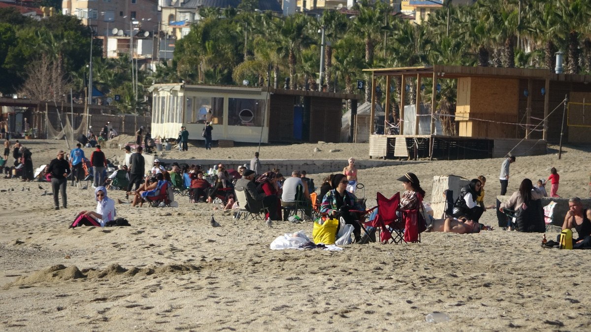 alanyada sicaklik 20 derecenin uzerine cikti plajlar doldu 2 Xbf1Kcgn