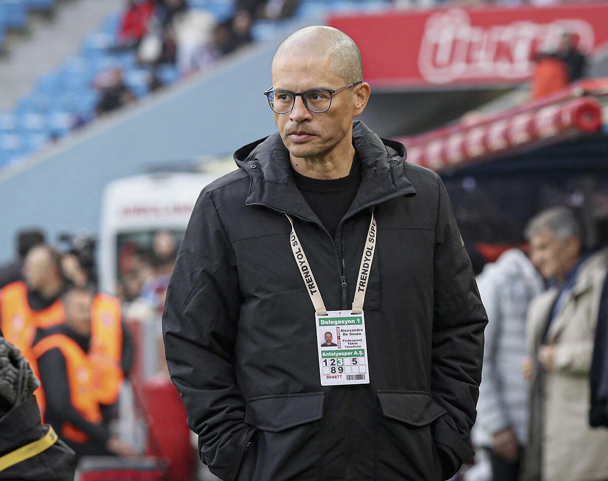 alex de souza ilk aydan sonra antalyaspor bana maas odemedi 0 BXDYWVu9