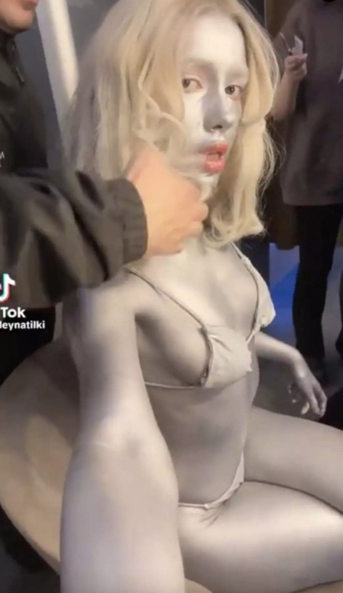 Aleyna Tilki, tüm vücut boyandı! Sosyal medyadan yayınladığı video gündem oldu 2 aleyna tilki tum vucut boyandi sosyal medyadan yayinladigi video gundem oldu 1 AS7Bnadq