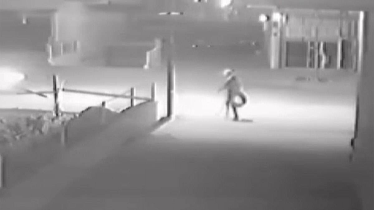 ankarada evin onunden lastiklerin calindigi anlar goruntulendi 2 BwfzWeij