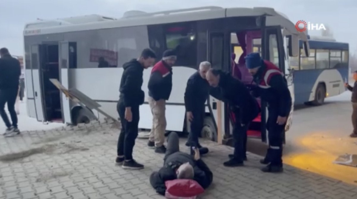 ankarada otobus ile servis araci carpisti 0 JWAGWrqA