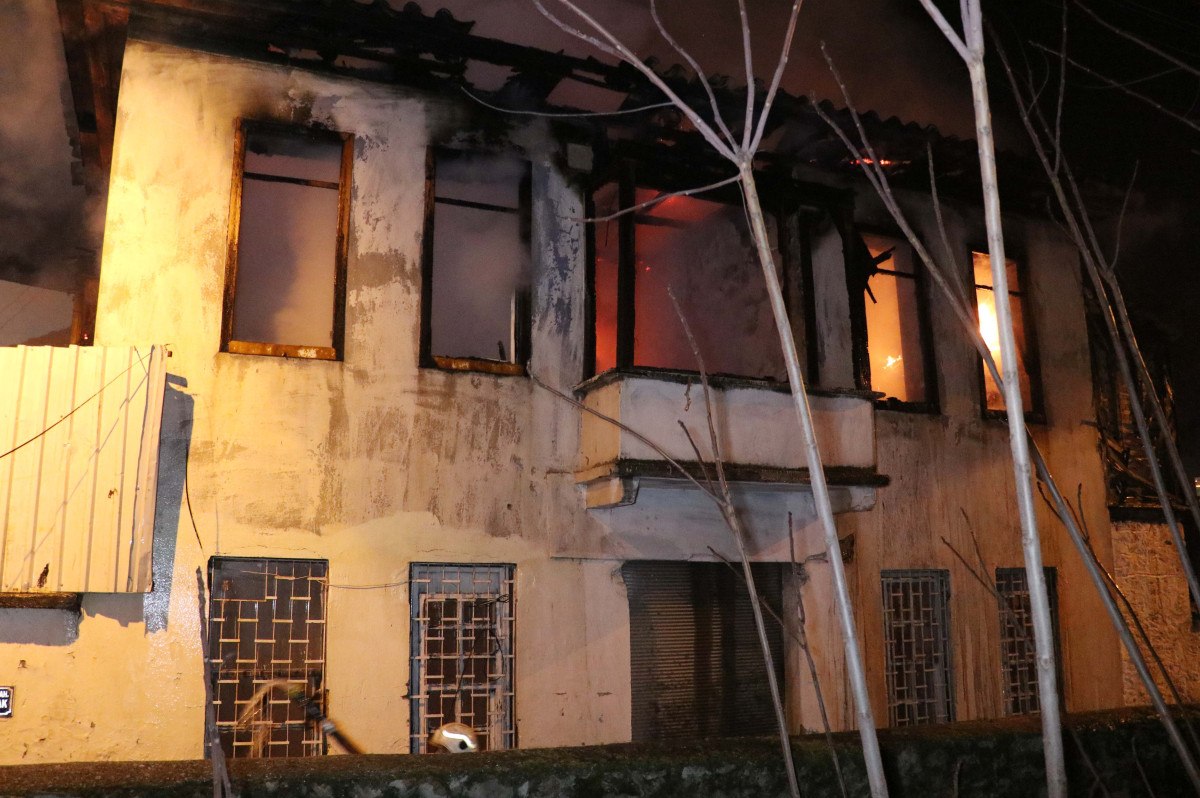 antalyada 150 yillik binada korkutan yangin 0