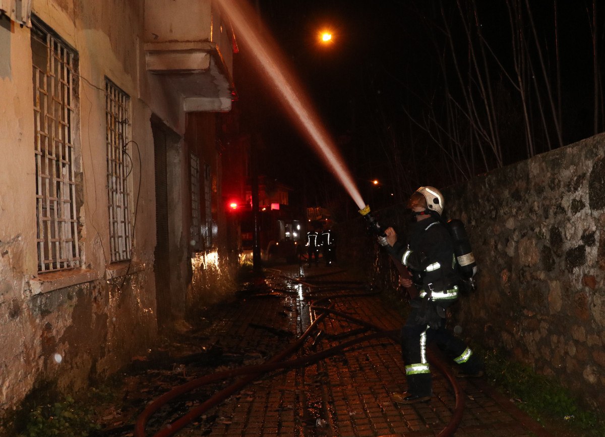 antalyada 150 yillik binada korkutan yangin 2 ZAnskOY4
