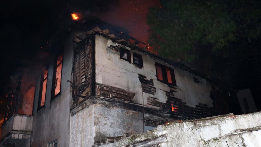 antalyada 150 yillik binada korkutan yangin k1ChRjbs