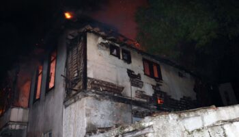 antalyada 150 yillik binada korkutan yangin k1ChRjbs