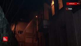 antalyada 150 yillik tarihi ev alev alev yandi mahalleli sokaga dokuldu YITXziME