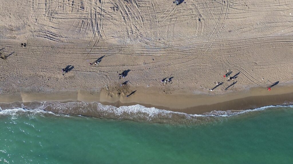 antalyada cardaklardan temizlenen kumkoy sahili vatandaslarin hizmetinde xqXSg8ml