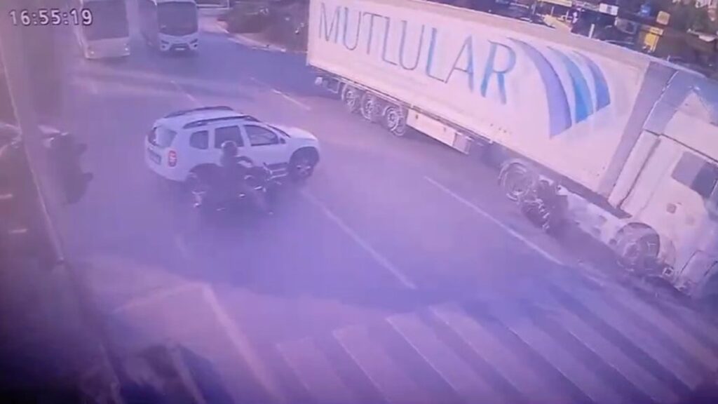 antalyada motosiklet surucusu kirmizi isikta gecen tira carpti iOibA7JM