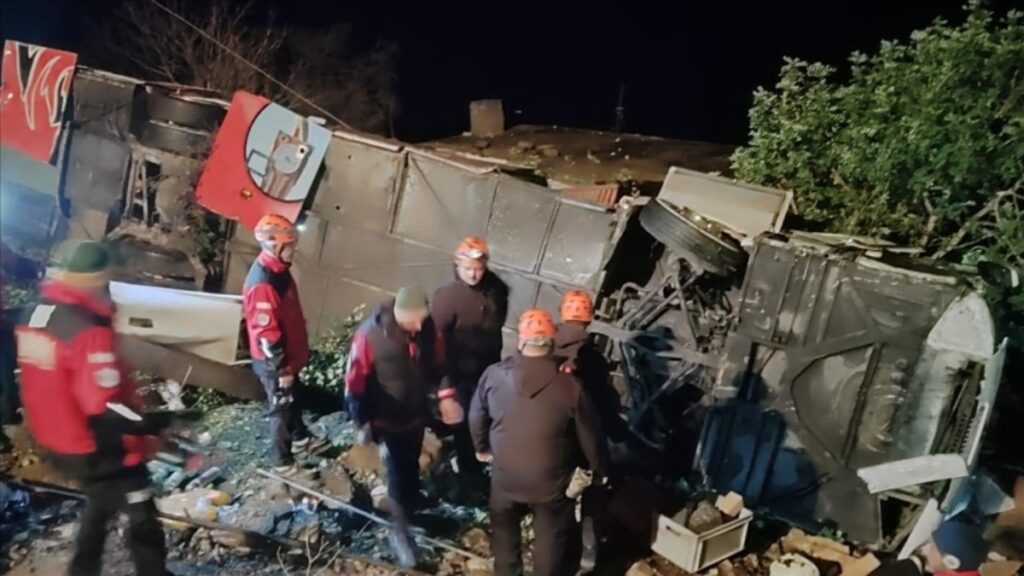 antalyada otobus sarampole yuvarlandi 8i cocuk 33 kisi yarali SIlGMpfJ