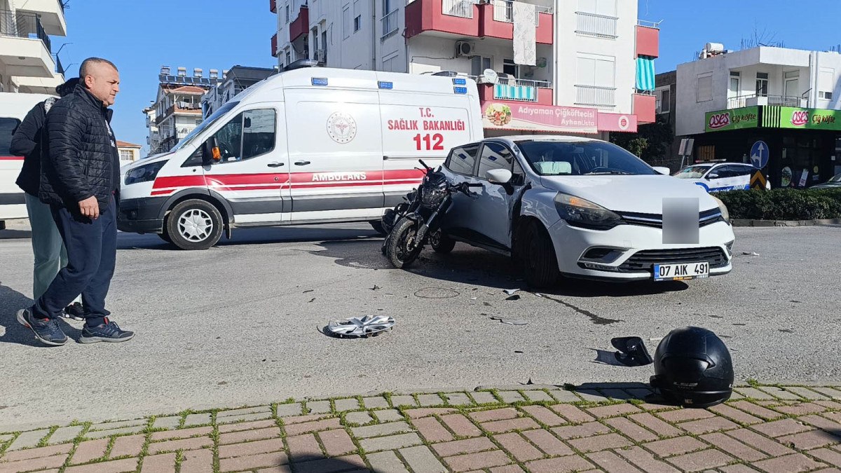 antalyada u donusu yapan otomobil motosiklet ile carpisti 1 yarali 1 CT6CCZ3k