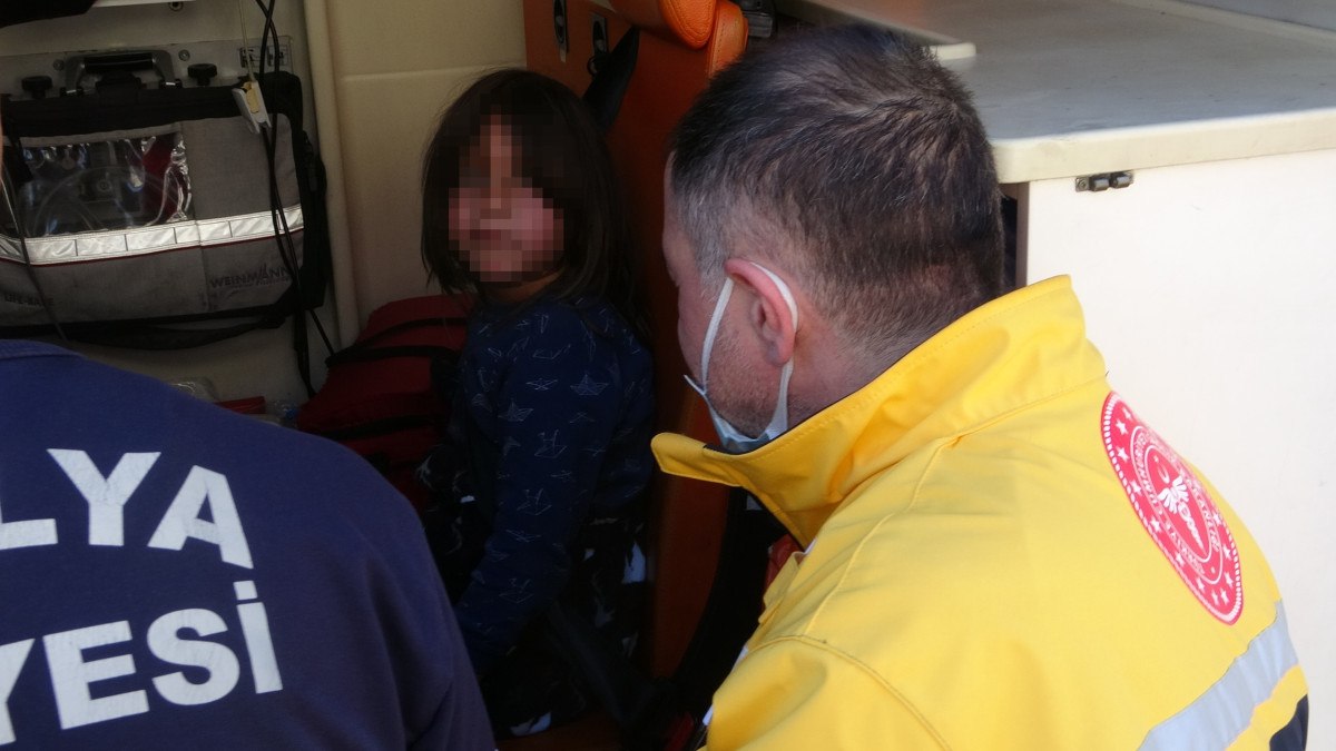 Antalya'da yangından kurtarılan çocuk: Beni hastaneye götürmeyin annemin parası yok 1 antalyada yangindan kurtarilan cocuk beni hastaneye goturmeyin annemin parasi yok 0 Bdl5FMPM