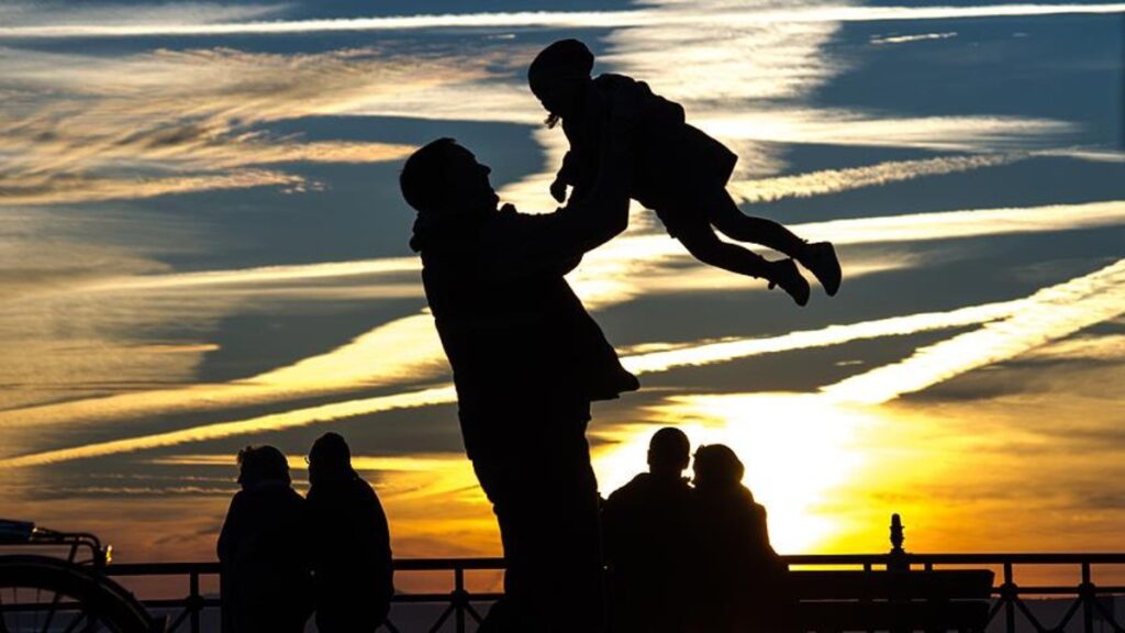 arastirma haftanin belirli gunleri daha mutlu hissediyoruz 3X5MctUH