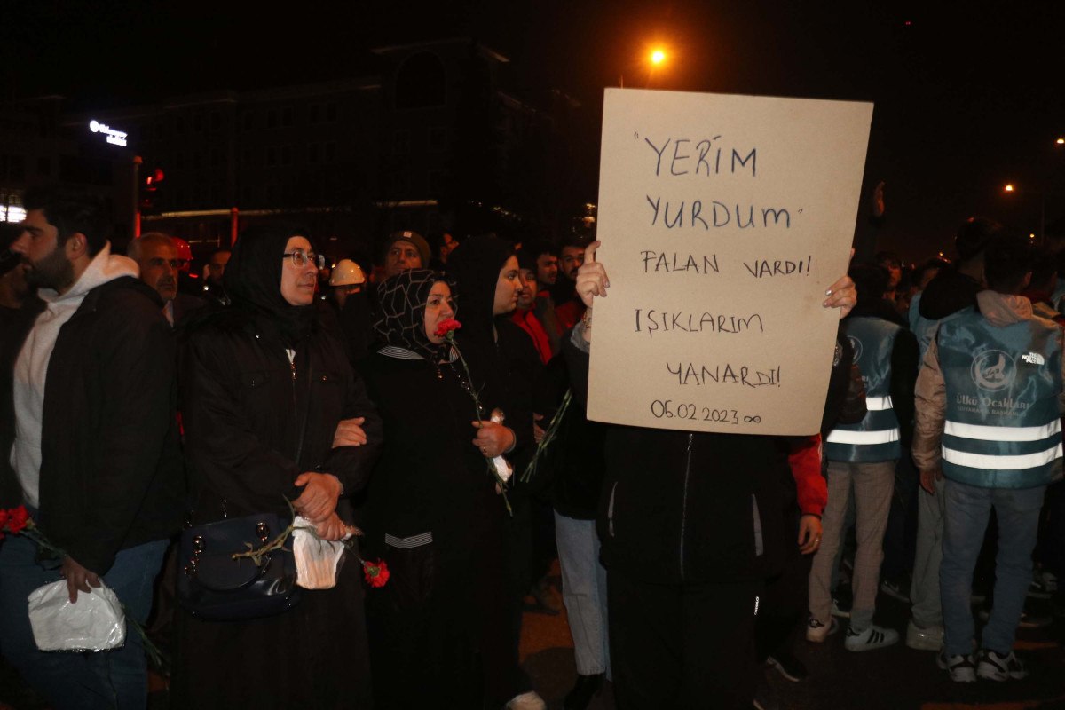 asrin felaketinin 2nci yil donumu kaybedilenler anisina sessiz yuruyusler duzenlendi 5 v2wPSmtv