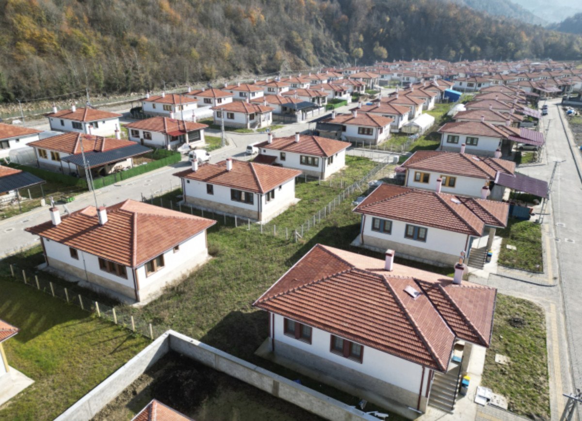 asrin felaketinin ikinci yili binlerce insan hayatini kaybetti 4 QYa4PLpi