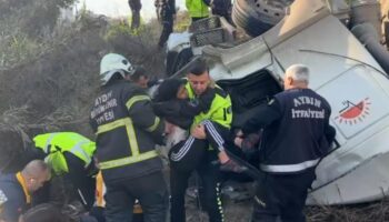 aydinda kiz cocugu kendisini kurtaran polise simsiki sarildi UkHLqL2O