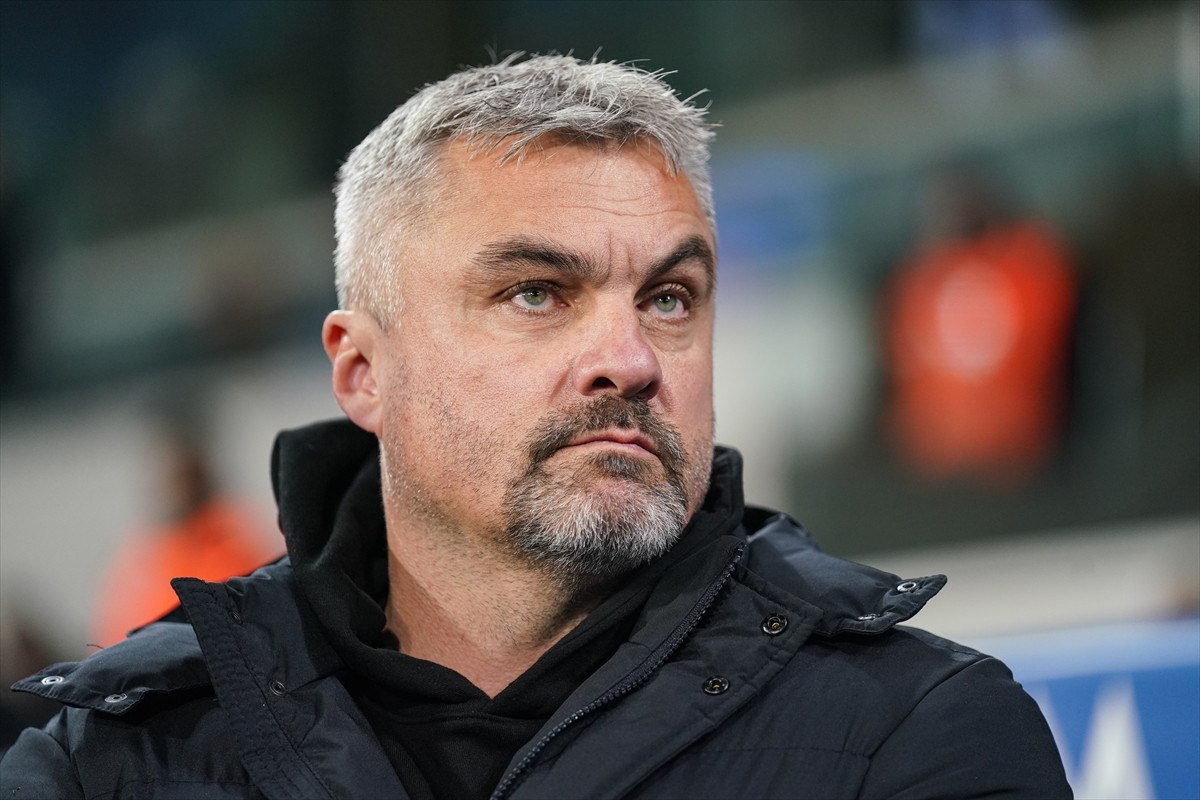 basaksehir evinde samsunspora 4 gol atti 3 SGSiBqnD