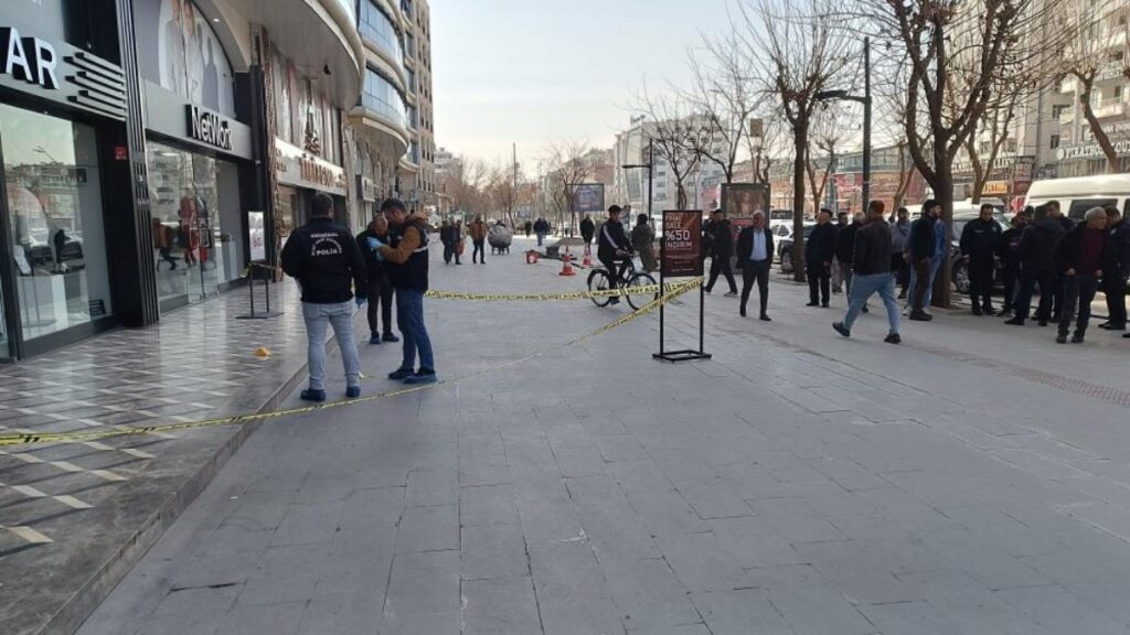 batmanda is merkezinin 7nci katindan dusen genc kiz hayatini kaybetti s4kNsYJZ