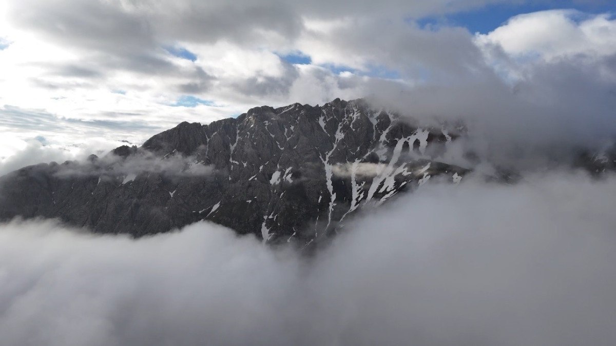 bayburtta daglar sis bulutlariyla kaplandi 0 LKBBAIH7