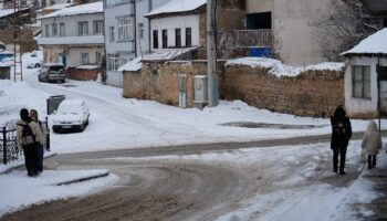 bayburtta vatandaslar karla mucadele ediyor ckivMUp3