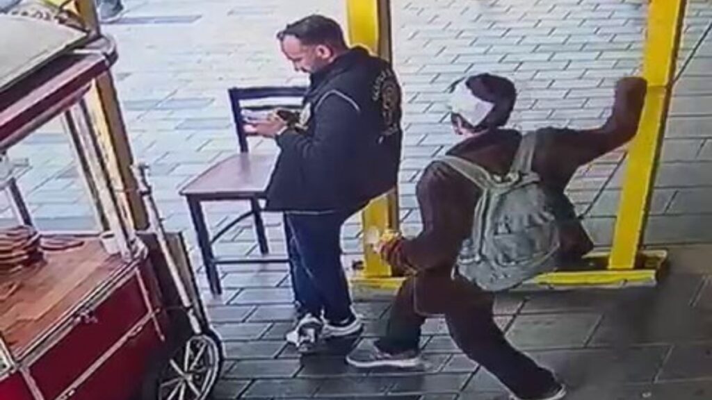 beyoglunda polis memurunu ensesinden bicaklamisti sanik hakim karsisina cikti C4XCKzfj