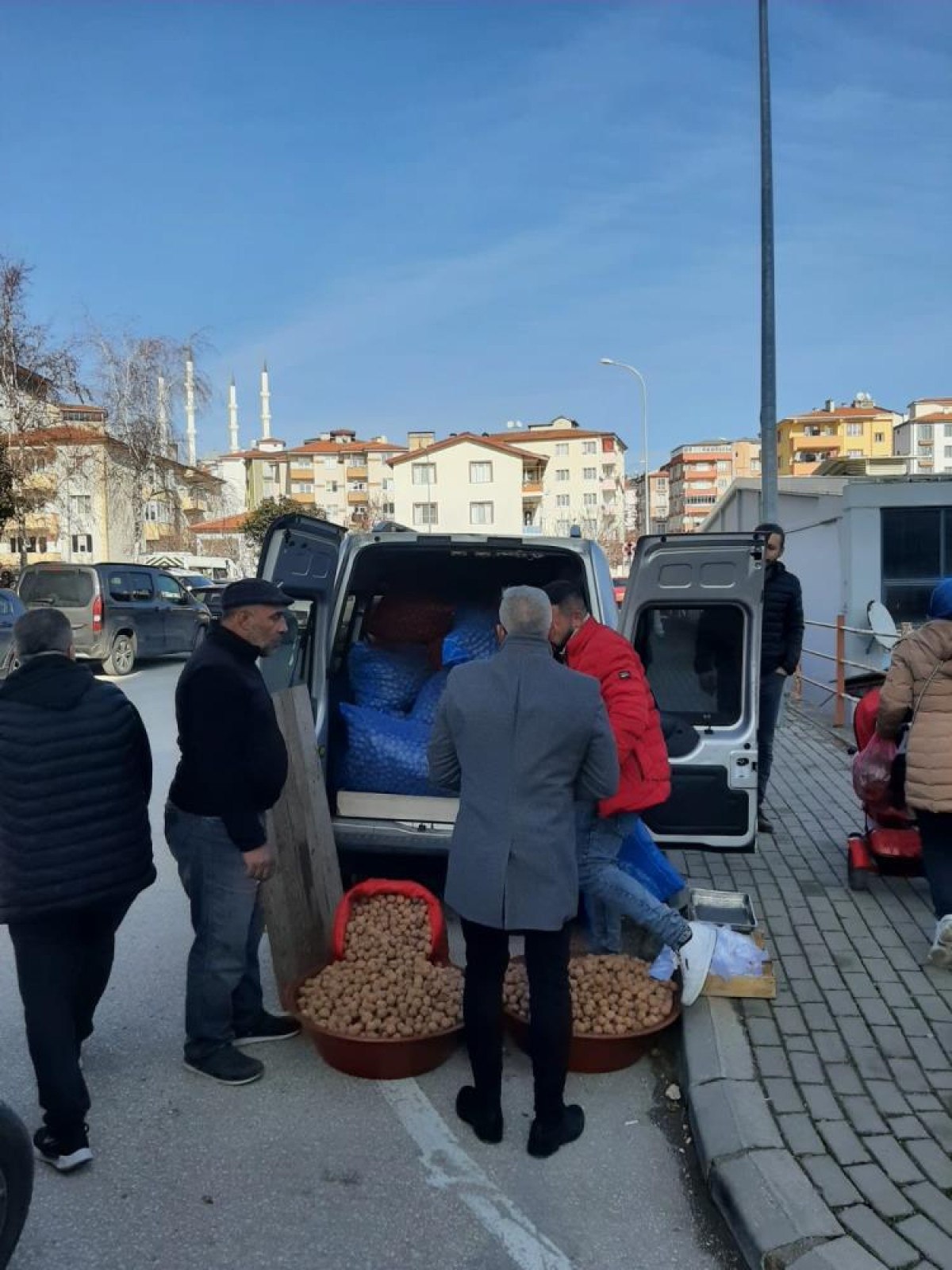 bilecikte ceviz saticisinin oyunu kisa surede ortaya cikti tamami curuk veya bos cikti 4